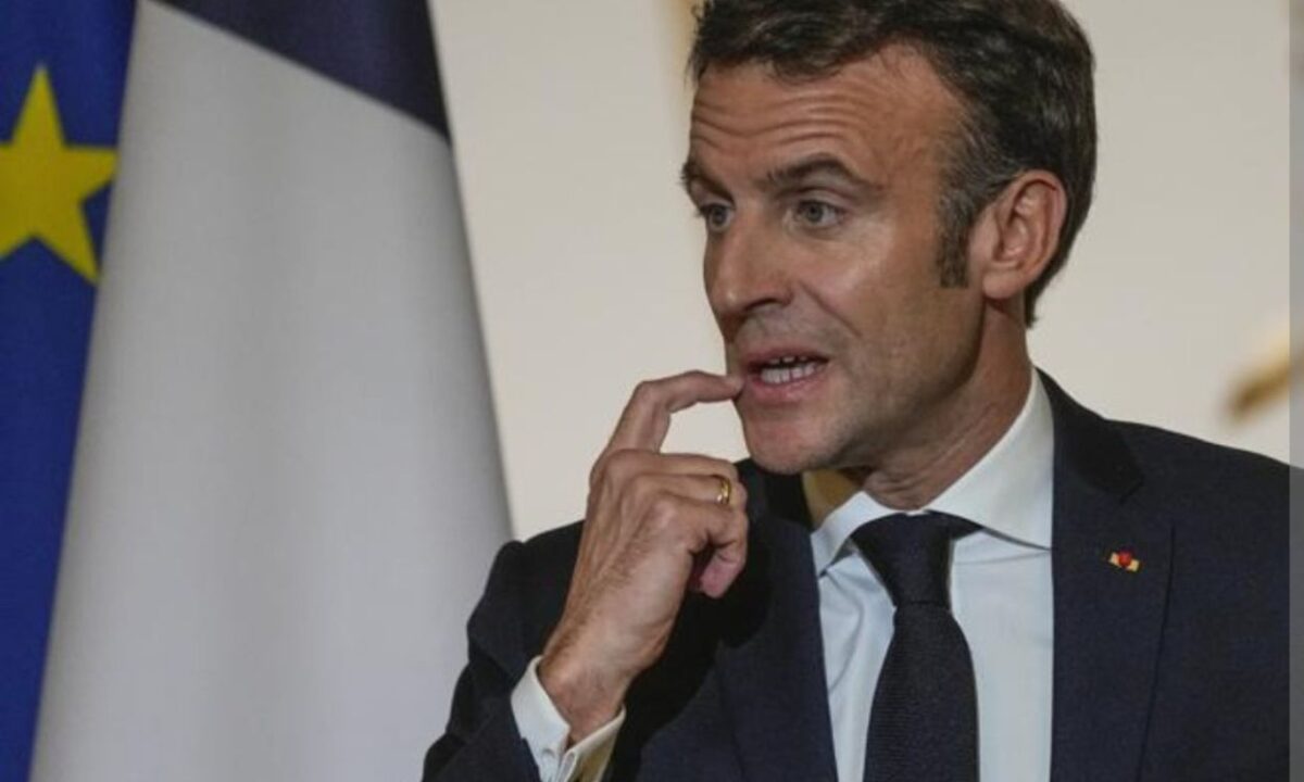 Macron, indagato per finanziamento illegale: telefono criptato