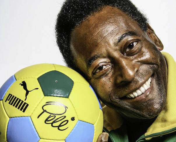 Pele Shooting in Berlin Pele in Retro Trainingsanzug h‰lt die Replica seines Puma Fussballs von 1