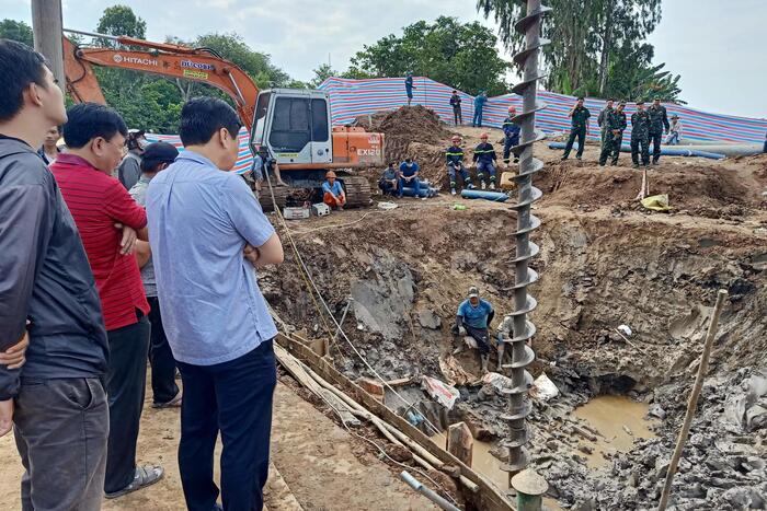 BAMBINO CADE IN POZZO DI 35 METRI, VIETNAM COL FIATO SOSPESO